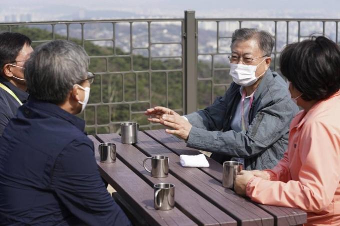 [서울=뉴시스] 문재인 대통령과 부인 김정숙 여사가 5일 서울 북악산 청운대쉼터에 도착해 휴식을 취하고 있다. 북악산 남측면은 오는 6일 전면 개방된다. (사진=청와대 제공) 2022.04.05.