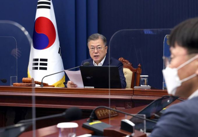 [서울=뉴시스] 전신 기자 = 문재인 대통령이 5일 청와대 여민관에서 열린 국무회의에서 발언하고 있다. 2022.04.05.