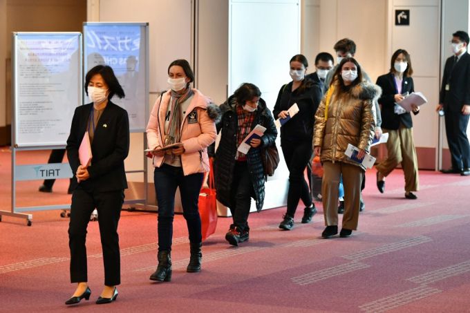 5일 오전 일본 정부 전용기로 도쿄 하네다공항에 도착한 우크라이나 피란민들. /사진=AFP