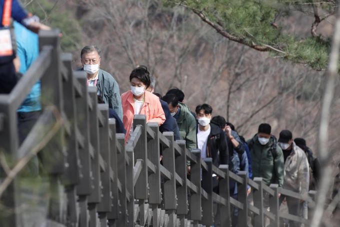 [서울=뉴시스] 전신 기자 = 문재인 대통령과 부인 김정숙 여사가 5일 서울 북악산 남측 탐방로를 통해 산행을 하고 있다. 2022.04.05.