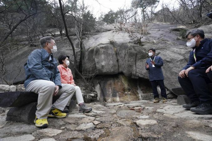 [서울=뉴시스 문재인 대통령과 부인 김정숙 여사가 5일 서울 북악산 만세동방에서 김현모 문화재청장의 설명을 듣으며 대화하고 있다. 북악산 남측면은 오는 6일 전면 개방된다. (사진=청와대 제공) 2022.04.05.