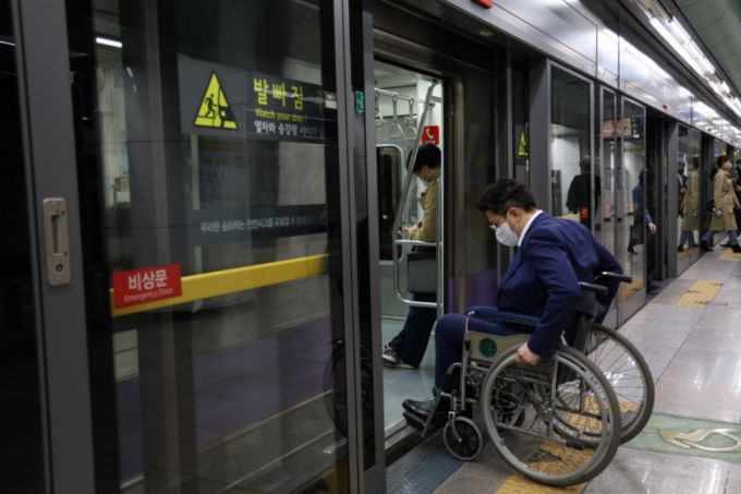 전용기 더불어민주당 원내대표 비서실장이 6일 오전 휠체어를 타고 지하철을 이용해 국회로 출근하는 모습. / 사진제공=전용기 의원실