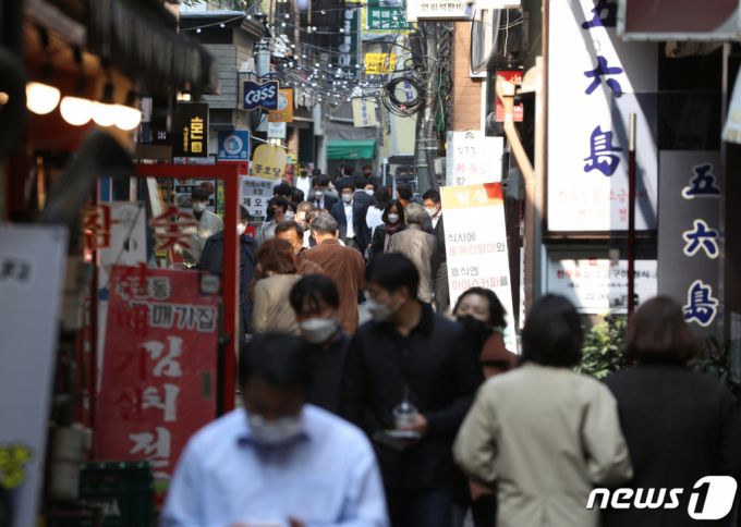 (서울=뉴스1) 신웅수 기자 = 단계적 일상회복(위드 코로나)가 시행된 1일 서울의 한 식당가가 시민들로 붐비고 있다.  단계적 일상회복에 따라 이날부터 수도권은 10명, 비수도권은 12명까지 모일 수 있고 식당·카페 등 대부분 시설은 24시간 영업이 가능해진다.  감염 위험이 높은 유흥·체육시설 등 일부 다중이용시설에는 방역패스(접종증명·음성확인제)가 적용된다. 2021.11.1/뉴스1