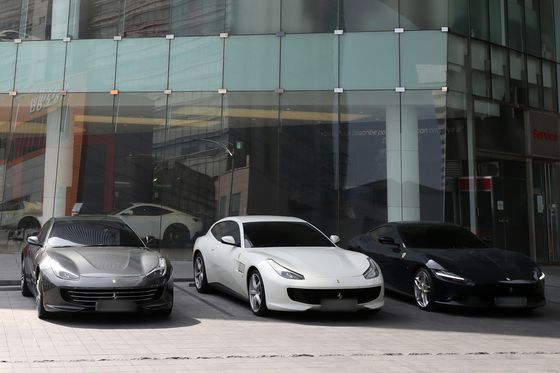 (서울=뉴스1) 황기선 기자 = 지난해 수입 법인차 판매량이 처음으로 10만대를 넘어선 가운데 윤석열 대통령 당선인의 대선공약으로 초고가 수입차 업계에 '경고등'이 켜졌다.   윤 당산인의 공약은 법인차의 번호판 색상을 일반차와 달리해 '구분'하겠다는 것이다.   법인차 번호판을 연두색 등으로 구분, '무늬만 법인차'를 탈세 등에 악용되지 않도록 사전에 방지하겠다는 취지다.   한국수입자동차협회(KAIDA)에 따르면 지난해 국내에서 판매된 수입차는 총 27만6146대다. 이 가운데 법인 명의로 판매된 차량은 10만2283대로 전체의 37.03%를 차지했다.  사진은 21일 서울시내 한 초고가 수입차 매장. 2022.3.21/뉴스1