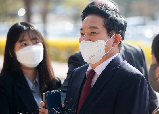 (과천=뉴스1) 박세연 기자 = 원희룡 국토교통부 장관 후보자가 11일 오전 경기도 과천시 정부과천청사 2동에 마련된 청문회 준비 사무실로 출근하며 취재진 질문에 답하고 있다. 2022.04.11/뉴스1