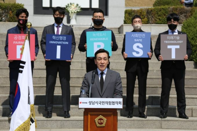 사진=국민의힘 김민수 경기 성남시장 예비후보가 11일 오전 수정구 현충탑에서 성남시장 출마선언문을 낭독하고 있다.