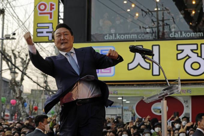 윤석열 대통령 당선인이 11일 오후 경북 포항 북구 죽도시장에서 환영 나온 시민들을 향해 어퍼컷 세리머니를 하고 있다./사진=뉴시스