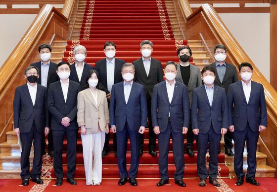 (서울=뉴스1) 이광호 기자 = 문재인 대통령이 7일 청와대 본관에서 한국판 뉴딜 격려 오찬 간담회를 마친 후 참석자들과 기념촬영을 하고 있다.윗줄 왼쪽부터(시계방향으로) 문재도 수소융합얼라이언스 회장,  이병희 한국노동연구원 선임연구위원, 윤석원 테스트웍스 대표이사, 정복화 영광풍력발전 대표, 이승언 한국건설기술연구원 선임연구위원, 류익희 자동차안전연구원 원장, 박민원 창원대학교 전기전자제어공학부 교수. 이종혁 SK지오센트릭 부사장, 강태선 BYN블랙야크 회장, 문 대통령, 양윤정 사회적협동조합 이유 이사장, 장혁재 연세대학교 교수,  구재회 고등기술연구원연구조합 연구위원.(청와대 제공)2022.4.7/뉴스1