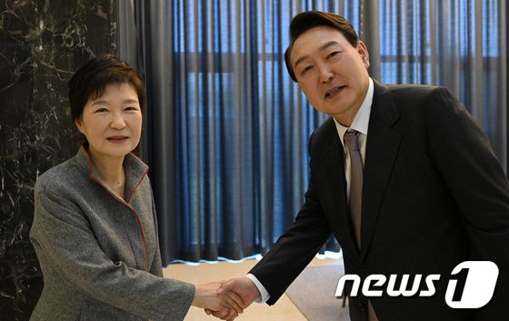 (대구=뉴스1) 오대일 기자 = 윤석열 대통령 당선인이 12일 오후 대구 달성군 유가읍 박근혜 전 대통령 사저를 예방해 박 전 대통령과 악수를 나누고 있다. (당선인 대변인실 제공) 2022.4.12/뉴스1