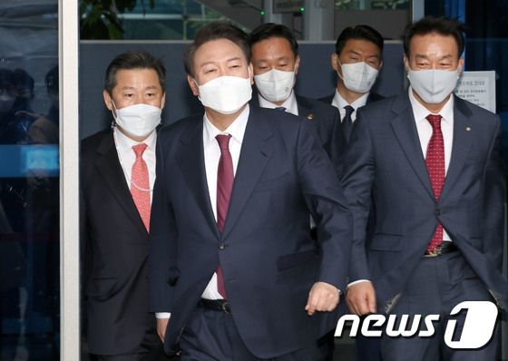 (서울=뉴스1) 인수위사진기자단 = 윤석열 대통령 당선인이 13일 서울 통의동 대통령직인수위원회 사무실에서 2차 내각 발표를 마친 뒤 외부일정을 위해 밖으로 나서고 있다. 2022.4.13/뉴스1