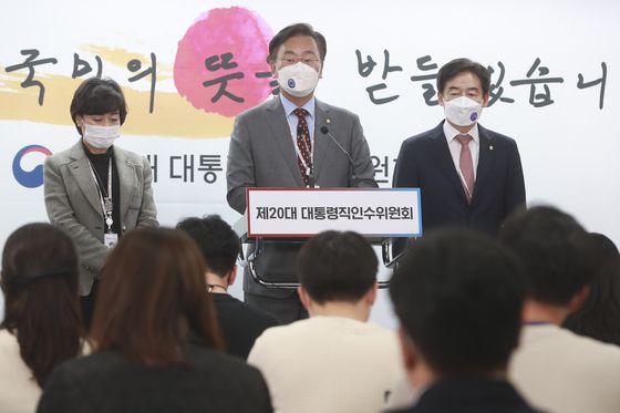 유상범 제20대 대통령직인수위원회 정무사법행정분과 위원이 지난달 29일 오후 서울 종로구 통의동 대통령직인수위원회에서 법무부 업무보고에 관한 현안 브리핑을 하고 있다. 오른쪽은 이용호 간사. 2022.3.29/뉴스1