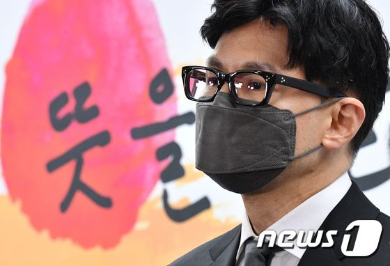 (서울=뉴스1) 인수위사진기자단 = 한동훈 법무부 장관 후보자가 13일 서울 종로구 통의동 인수위에서 열린 2차 내각 발표 기자회견에서 윤석열 당선인의 발표를 경청하고 있다. 2022.4.13/뉴스1