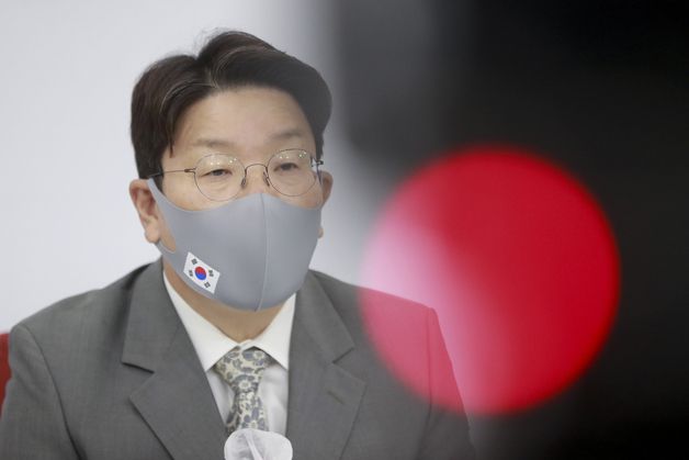 권성동 국민의힘 원내대표가 13일 오후 서울 여의도 국회에서 더불어민주당의 '검수완박'(검찰 수사권 완전 박탈) 관련 긴급기자간담회를 하고 있다. 2022.4.13/뉴스1