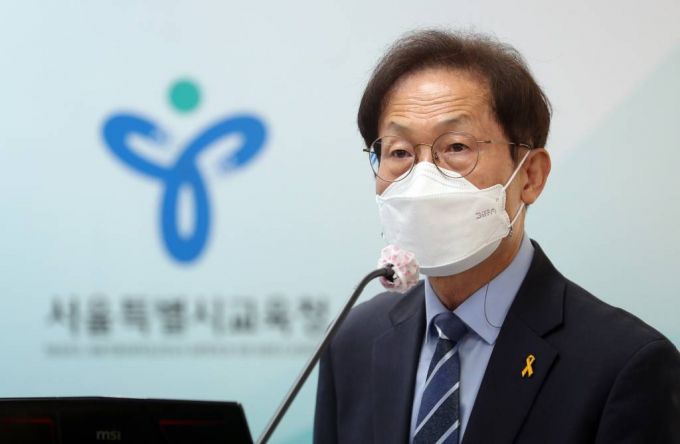 [서울=뉴시스] 고승민 기자 = 조희연 서울시교육감이 14일 서울시교육청 브리핑룸에서 서울교육의 디지털 전환 관련 기자간담회를 하고 있다. 2022.04.14.