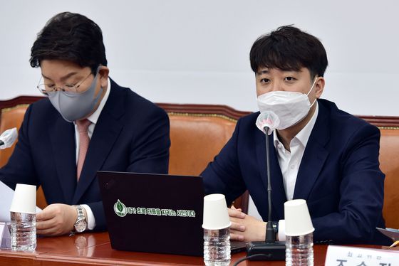 이준석 국민의힘 대표(오른쪽)가 14일 오전 서울 여의도 국회에서 열린 최고위원회의에서 발언하고 있다. 왼쪽은 권성동 원내대표. 2022.4.14/뉴스1