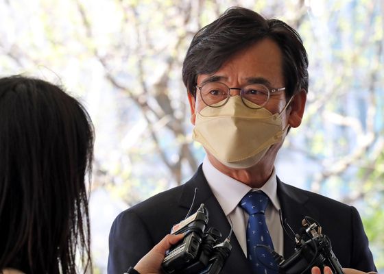 (서울=뉴스1) 장수영 기자 = 유시민 전 노무현재단 이사장이 7일 서울 마포구 서울서부지방법원에서 열린 '한동훈 명예훼손' 속행 공판에 출석하면서 취재진의 질의에 답변하고 있다. 2022.4.7/뉴스1