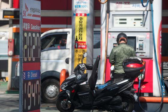 (서울=뉴스1) 안은나 기자 = 10일 서울시내 주유소에 휘발유·경유 등 유가정보가 표시돼 있다. 한국석유공사 유가정보사이트 오피넷에 따르면 4월 첫째주 전국 휘발유 가격은 2주 연속 하락하며 리터(ℓ)당 1990.5원을 기록했다. 경유도 11주 만에 하락하며 1911.8원을 기록했다. 2022.4.10/뉴스1