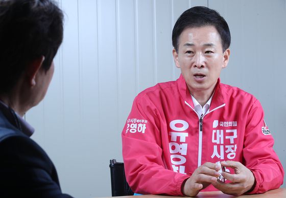 유영하 국민의힘 대구시장 예비후보가 13일 오전 대구 달서구 두류동 선거사무소에서 뉴스1과 가진 인터뷰에서 오는 6월 지방선거 대구시장 도전에 대한 각오를 밝히고 있다/사진=뉴스1