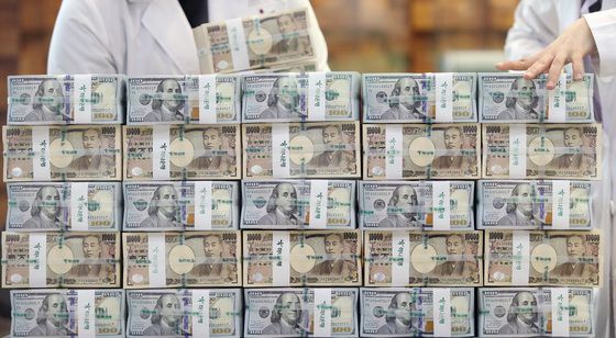 3월 23일 서울 중구 하나은행 위변조대응센터에서 직원이 달러화와 엔화를 정리하고 있다. /사진=뉴스1