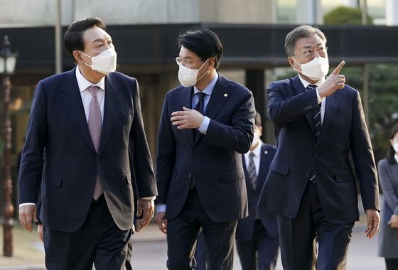 (서울=뉴스1) 이광호 기자 = 문재인 대통령과 윤석열 대통령 당선인이 28일 오후 만찬 회동을 위해 청와대 상춘재로 향하며 대화하고 있다.(청와대 제공)2022.3.28/뉴스1