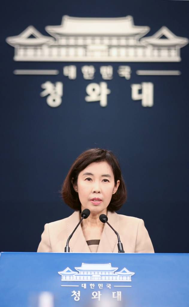 [서울=뉴시스] 전신 기자 = 박경미 청와대 대변인이 18일 청와대 춘추관 브리핑룸에서 "문재인 대통령은 김오수 검찰총장의 사퇴를 반려하고 오늘 중으로 면담을 하기로 했다"고 밝히고 있다. 2022.04.18.