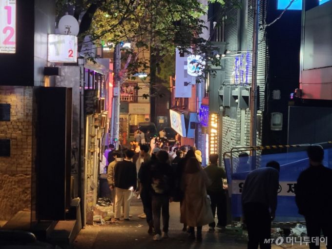 19일 새벽 0시 10분쯤 서울 마포구 홍익대 인근 번화가 골목에 사람들이 붐비고있다. / 사진= 하수민 기자