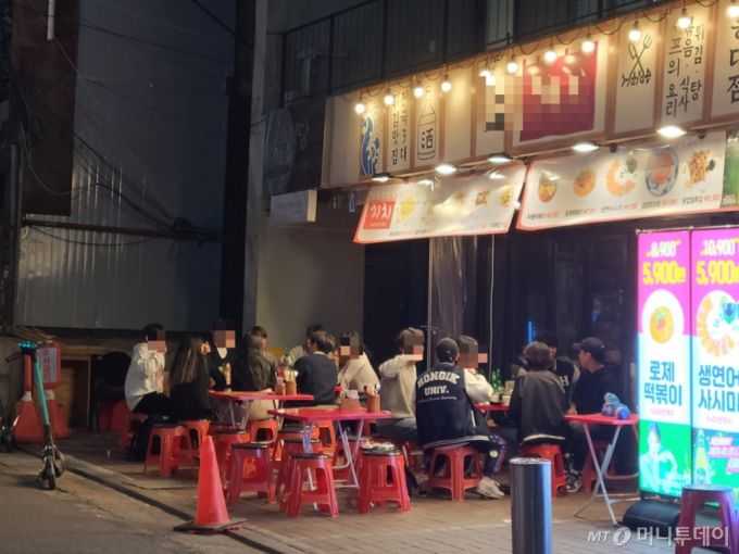 18일 밤 11시 30분쯤 서울 마포구 홍익대 인근 번화가 술집 앞에서 학생들이 모여 술을 마시고 있다. / 사진= 하수민 기자