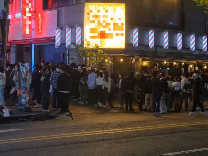 19일 새벽 0시 20분쯤 서울 마포구 홍익대 인근 번화가 클럽 거리 앞에 사람들이 줄을 서고 있다. / 사진= 하수민 기자