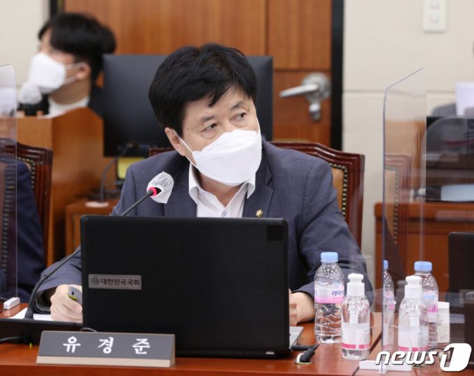 유경준 국민의힘 의원이 2020년 10월14일 오후 서울 여의도 국회에서 열린 기획재정위원회의 관세청·조달청·통계청에 대한 국정감사에서 강신욱 통계청장에게 질의하고 있다. / 사진제공=뉴스1