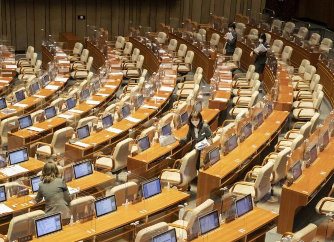국회 직원들이 본회의장을 정리 하고 있다. (공동취재사진) 2021.12.02./사진제공=뉴시스