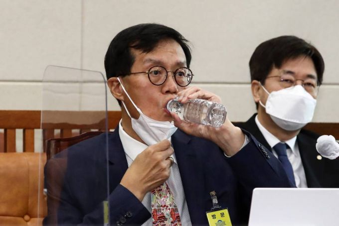 이창용 한국은행 총재 후보자가 19일 서울 여의도 국회에서 열린 인사청문회에서 잠시 물을 마시고 있다. / 사진제공=뉴시스