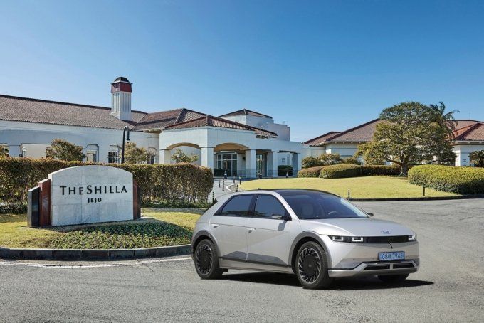 호텔신라와 현대자동차가 협업한 제주신라호텔 전기차 서비스. 고객들의 호평이 이어지자 지난해 차량을 아이오닉5로 변경해 서비스를 리뉴얼했다. /사진제공=호텔신라