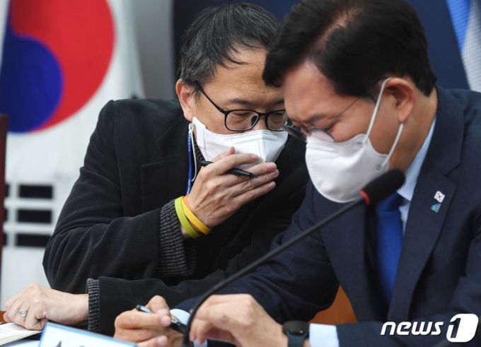 지난해 11월 19일 당시 박주민 윤석열 일가 부정부패 국민검증 특별위원회 공동위원장(왼쪽)과 송영길 더불어민주당 상임선거대책위원장이 이날 서울 여의도 국회에서 열린 '윤석열일가 부정부패 국민검증특위 1차 회의'에서 귀엣말을 나누고 있다. 2021.11.19/뉴스1