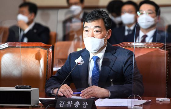 (서울=뉴스1) 유승관 기자 = 김오수 검찰총장이 19일 오후 서울 여의도 국회에서 열린 법제사법위원회 법안심사제1소위원회 회의에 출석해 '검수완박' 법안 입법과 관련한 의견을 밝히고 있다. (공동취재) 2022.4.19/뉴스1