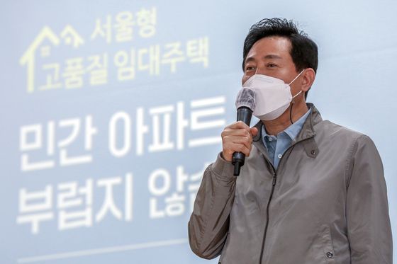 오세훈 서울시장이 18일 오후 서울 노원구 중현초등학교 체육관에서 열린 '서울형 고품질 임대주택' 서울 임대주택 3대 혁신방안 기자설명회'에서 사업 설명을 하고 있다.  서울시가 임대주택에 대한 차별과 부정적인 인식을 없애기 위해 '서울형 고품질 임대주택' 사업을 본격화한다.  노원구 하계5단지를 1호 단지로 선정해 올해부터 사업에 착수, 2030년까지 총 1510세대의 고품격 임대주택을 만든다. 서울시는 2019~2026년 사이 준공 30년을 경과하는 임대주택 24개 단지를 단계적으로 재정비해나갈 계획이다. 2022.4.18/뉴스1