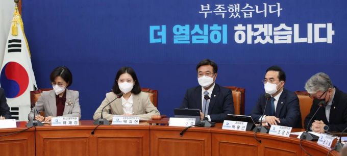 [서울=뉴시스] 전진환 = 박지현(왼쪽 두번째) 더불어민주당 공동비대위원장이 20일 서울 여의도 국회에서 열린 비상대책위원회의에서 발언하고 있다. (공동취재사진) 2022.04.20.