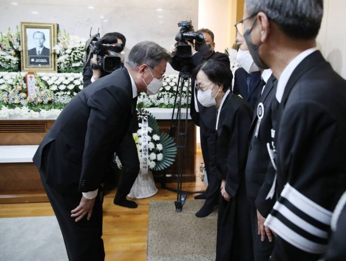 [서울=뉴시스] 전신 기자 = 문재인 대통령이 21일 서울 서초구 성모병원 장례식장에 마련된 고 한승헌 전 감사원장 빈소를 찾아 조문, 유가족을 위로하고 있다. 2022.04.21.