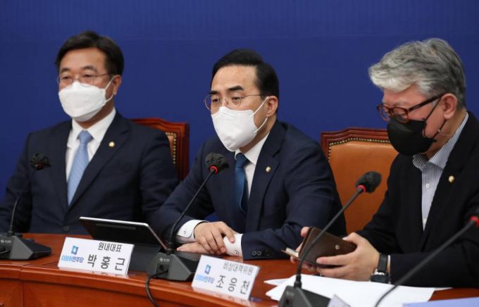 [서울=뉴시스] 전진환 = 박홍근 더불어민주당 원내대표가 20일 서울 여의도 국회에서 열린 비상대책위원회의에서 발언하고 있다. (공동취재사진) 2022.04.20.