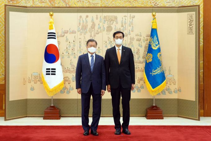 [서울=뉴시스] 문재인 대통령이 21일 청와대 본관에서 이창용 신임 한국은행 총재에게 임명장을 수여한 후 기념촬영을 하고 있다. (사진=청와대 제공) 2022.04.21.