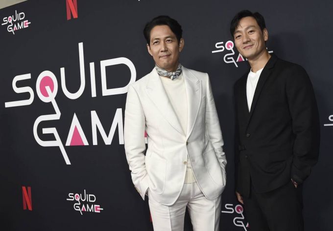 배우 이정재와 박해수가 8일(현지시간) 미국 캘리포니아주 로스앤젤레스의 할리우드 누이하우스에서 열리는 '오징어 게임' 프로모션 행사에 도착해 포토타임을 갖고 있다. 2021.11.09./사진=[로스앤젤레스=AP/뉴시스]