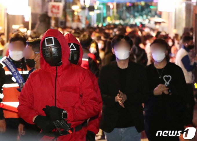 핼러윈 데이를 하루 앞둔 30일 서울 용산구 이태원 세계음식거리에 시민들이 북적이고 있다. 2021.10.30./사진=뉴스1