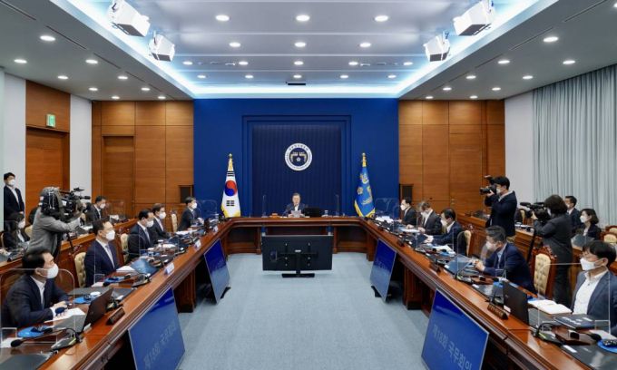 [서울=뉴시스] 문재인 대통령이 19일 청와대 여민관에서 열린 영상국무회의에서 발언하고 있다. (사진=청와대 제공) 2022.04.19.