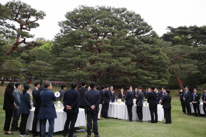 [서울=뉴시스] 김진아 기자 = 문재인 대통령이 25일 오후 청와대 녹지원에서 열린 출입기자단 초청행사에서 기자단 질문에 답하고 있다. 2022.04.25.