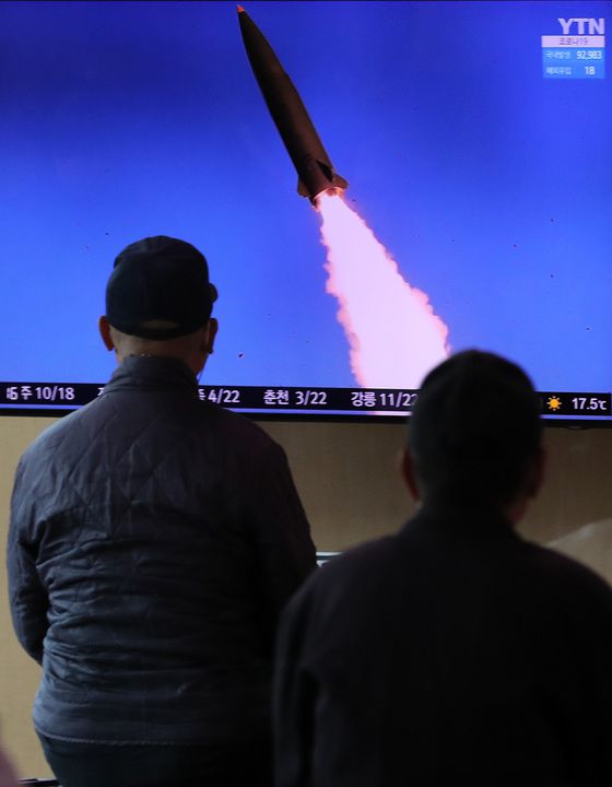 (서울=뉴스1) 이동해 기자 = 17일 오전 서울역 대합실에서 시민들이 북한의 신형전술유도무기 시험발사 관련 뉴스를 시청하고 있다. 한미연합훈련 본훈련에 해당하는 전반기 한미연합지휘소훈련(CCPT)을 하루 앞두고 감행된 북한의 이번 미사일 발사는 지난달 24일 '화성-17형'이라고 주장하는 대륙간탄도미사일(ICBM) 발사 이후 올해 들어 13번째 무력 시위다. 2022.4.17/뉴스1