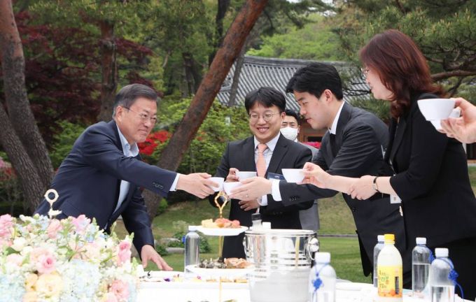 [서울=뉴시스] 김진아 기자 = 문재인 대통령이 25일 오후 청와대 녹지원에서 열린 출입기자단 초청행사에서 건배를 하고 있다. 2022.04.25.