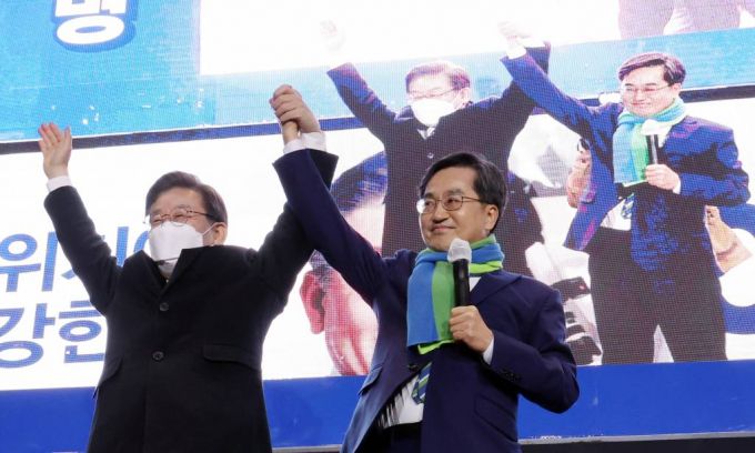 이재명 더불어민주당 상임고문이 지난달 7일 충북 청주 상당구에서 '대한민국의 심장 충북, 이재명과 다시 뜁시다!' 유세를 열고 지원 유세를 온 김동연 새로운물결 대표와 지지를 호소하고 있다. / 사진제공=뉴시스