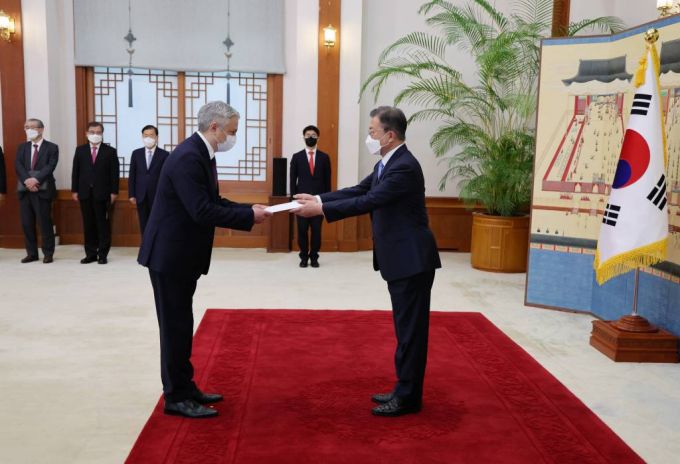 [서울=뉴시스] 김진아 기자 = 문재인 대통령이 26일 오후 청와대 충무실에서 열린 주한대사 신임장 제정식에서 드미트로 포노마렌코 주한 우크라이나 대사로부터 신임장을 받고 있다.  2022.04.26.