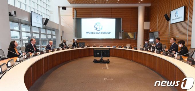 (서울=뉴스1) = G20 재무장관·중앙은행총재회의 참석차 미국 워싱턴을 방문 중인 홍남기 경제부총리 겸 기획재정부 장관이 12일(현지시간) 세계은행(WB) 본부에서 데이비드 맬피스 총재와 면담하고 있다. (기획재정부 제공) 2021.10.13/뉴스1