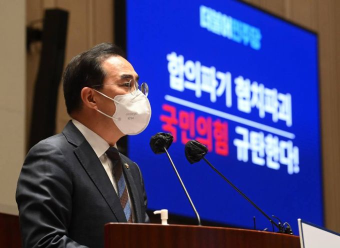 [서울=뉴시스 최진석 기자 = 박홍근 더불어민주당 원내대표가 26일 서울 여의도 국회 예결위회의장에서 열린 의원총회에서 발언을 하고 있다. (공동취재사진) 2022.04.26.