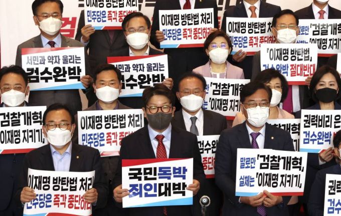 [서울=뉴시스] 최진석 기자 = 국민의힘 권성동 원내대표와 상임위원장, 간사단 의원들이 27일 국회 본관 2층 계단에서 열린 '검수완박 강행처리 저지를 위한 연좌농성 선포식'에서 구호를 외치고 있다. (공동취재사진) 2022.04.27.